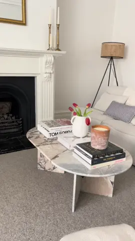 Styling my new coffee table work of art from the En Gold warehouse sale ✨ I only had these sad tulips to work with sorry team 🙃 #interiorstyling #interiordesign #decor #Vlog #grwm #fyp #foryou #engold #melbourne