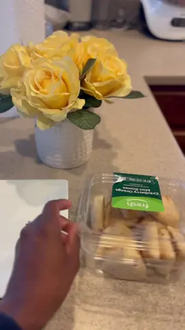 Let’s get the day started. I’m not a big breakfast person so today was just coffee and a scone! Can you tell I’m counting down the days to vacay?!! #morningroutine #dailyvlog #minivlog #dayinmylife #wakeup