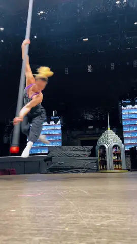 #aerialpole #circus #poledance #polesport #poletrick #polefitness ##chinesepole #pole #sportlover #sport #poledancers #circuslife #circusartist