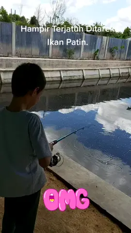 Mancing Mania, Hampir terjatuh ditarek ikan patin.
