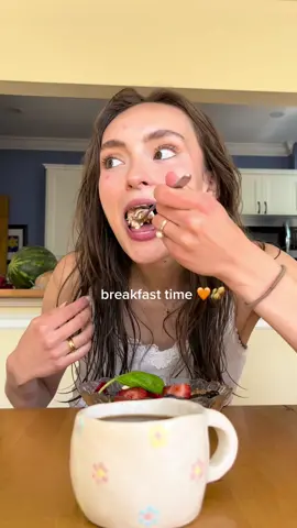 the sound of cutting the strawberries is so satisfying haha also ignore the random allergic reaction haha #breakfast #oatmealrecipes #oatmealtiktok #porridgerecipe #healthyfood #Recipe