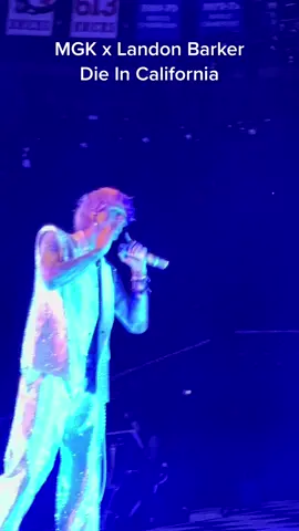 #machinegunkellyvip #mainstreamsellout #mgklifeinpink #mgk #lifeinpink #mainstreamsellouttour #machinegunkelly #landonbarker