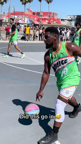 I was so convinced it did until watching again 😭 @Hezi Almighty 🙏🏿 #basketball #airball #veniceball