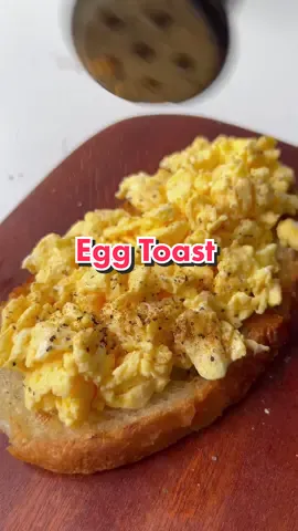 Egg on toast. Breakfast ideas. 😋 #eggtoast #toast #eggontoast #breakfast #breakfastideas #fyp #Recipe #viraltiktok #viralvideo #scrambledeggs