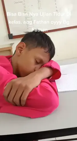 Ujian Tertidur Dikelas. oyyy bg Fathan.... untung naik kelas. kalau tidak naik terpaksa sekolah di hutan.