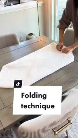 Loved this folding technique for bath towels! Pretty way to display towels! Inspired by Effective Spaces #foldinghacks #foldingtowels #homedecorhacks