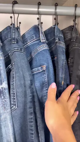 Organize Your Closet With Shower Rings! #showerclips #closetorganization #closetorganizationhacks #homehack #hometip #organizerideas #organizedhome #organizedcloset #organizetips #savespace #closetspacesaver #homehacks101 #elnazhamaitip