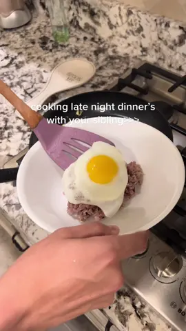 OBVIOUSLY justin made himself 3 eggs vs 1 for me👌🏻😀😀🍳sibling love. #cooking #latenightsnack #latenightdinner #sibling #dinner #koreanfood #kimchi #eggsandrice #siblingbonding #FoodTok #ricecooker #minivlog #koreanculture #국밥 #국밥먹방