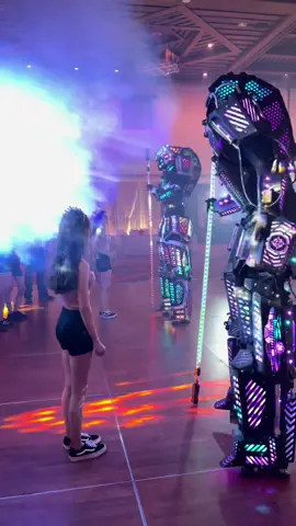 Uno con audio original 🦾🔥 #ledrobot #led #mirrorman #foryou #ledlights #tiktok #duet #xv #ledrobots #badbunnypr #fashionweek #quinceañera