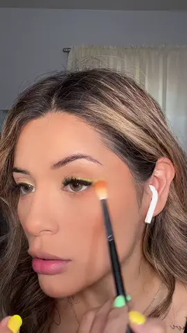 💛 #fypdongggggggg #PlutoTVIsFree #makeuptutorial #fypシ゚viral #eyeshadowtutorial #mua #maquillajetutorial