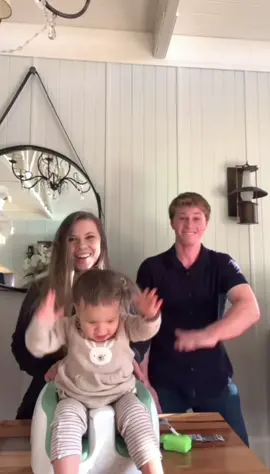 Just when you thought I’d never do a tiktok dance! Chandler on the camera, Bindi and Grace slaying the dance moves (and Mum making an appearance in the mirror😂)