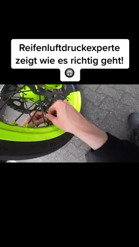 Reifenluftdruckexperte zeigt wie es richtig geht! 🛞 #davidbost #gehtsteil #motorrad #luftdruck