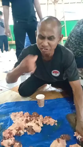Viralll.. seorang warga di Bandung makan daging Qurban mentah langsung di tempat pemotongan .. @INFO BANDUNG KOTA @detik.com @Tribunnews @Kompas.com