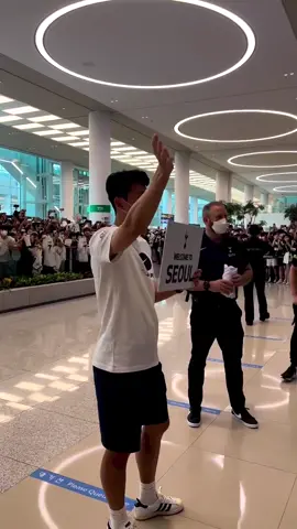 O HOMEM MAIS FOFO DO MUNDO! 🥹🤏 O Tottenham vai fazer uma pré-temporada na Coreia do Sul e esse é simplesmente Sonaldo esperando os companheiros de equipe com plaquinha no aeroporto. hahahahaha 🥰 #Son #TottenhamCrédito: @Tottenham Hotspur