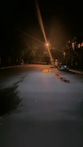Em là một cô gái đã từng tổn thương vì tình yêu, đã có lúc em khóc ròng mỗi đêm vì nhớ một người quay quắt. Đã có lúc em đánh mất chính mình để níu kéo một người không còn yêu em nữa.. Và mỗi lần như thế, tim em lại đau thêm một chút, niềm tin về một tình yêu đẹp đẽ trong em lại rạn nứt thêm một chút. Vậy nên càng ngày, em càng cố tỏ ra mạnh mẽ tự bao bọc lấy mình, tự động tách khỏi những cuộc tình tương tự.Mỗi khi có ai đó cố tình lại gần, cố ý làm quen, em lại xù lông lên như con nhím nhỏ, chìa những chiếc gai sắc nhọn về phía người ta. Cái công tắc phòng ngự trong em được bật lên và khởi động một cách vô thức. Em lạnh lùng, em khó hiểu, em không tôn trọng tình cảm của một ai. Em cho phép mình ngang tàng, bất cần, tự nhủ lòng không cần thêm mội ai cả, vì những đau thương trước kia em đã nếm đủ rồi. Em sợ em lại yếu mềm, sợ lại phụ thuộc, sợ lại vì một người không xứng mà làm khổ thân. Em sợ một khi em tin tưởng, dựa dẫm, người ấy lại phụ lòng em rồi rời xa như chưa hề tồn tại…