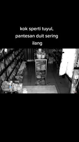 penampakan sperti tuyul terekam cctv,