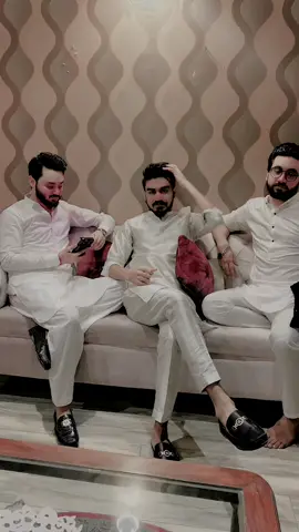 Eid Mubarik 🤍😂#viral #foryoupage #foryou #bts #zohairhassan05 #2022 #eid #alihamza#aounalikhan @alihamza.official @Aoun Ali Khan