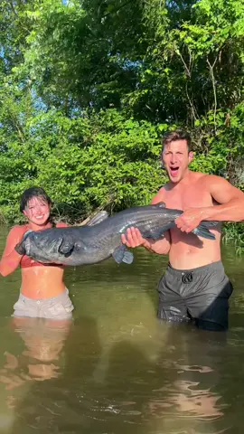 Catching catfish with our hands 😱 @Hannah Barron #fishing #noodling