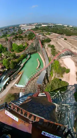 This is what we call a #POV 😎 Would you dare riding this half steel, half wood coaster? 👀🤯 @insta360_official camera #insta360 #insta360onex2 #sixflags #texas #rollercoaster #coastee #usa #themepark #extreme #adrenaline #ad