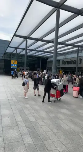 Heathrow Terminal 3 is making passengers catch a tan before their holiday by having them wait in 2+ hour check-in queues