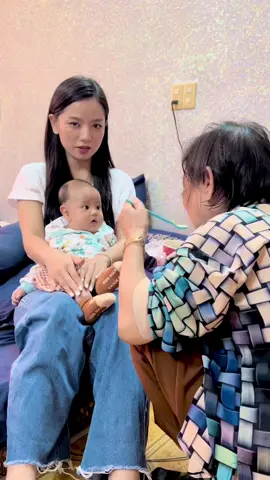 Chức vị cao hơn thì cũng phải thay tả cho con thôi Cô Út à 😂😂😂 #baby #HạAnh #Love #happy #life #moligroup