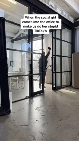 Do you need a 3 second timer or a 10 second timer?🥰  #MESHKI #tiktokmarketing #socialmediamarketing #socialmedia #officelife #lights #tortillachallenge