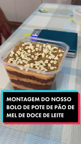 Nossa montagem dos nossos bolos de pote.A massa é de pão de mel e o recheio de doce de leite caseiro.Fica maravilho.Curta para mais videos assim.#paodemelartesanal #paodemel #bolodepote #docedeleite #chocolate