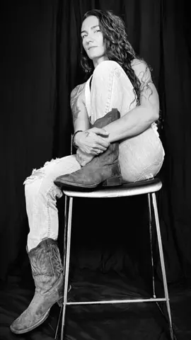 Jess Bell is a former dr&g dealer. See full interview on YouTube. #federalcrimes #softwhiteunderbelly #urbanvet #dope #policechase #policeofficer #Running #hotchick #sexywomen #felanprisoner #escaping #escape #Runway #prisonreform #sexy
