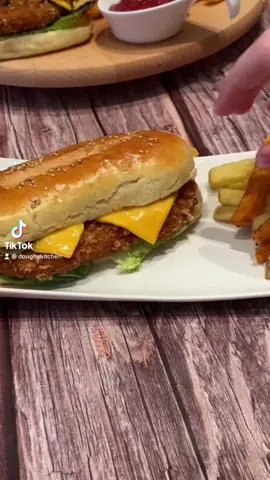 Wie der Long Chicken Burger bei Burger King😋 #burger #hamburger #foodtiktok #keşfetteyizzz #viralvideo #tastyfood #foryou