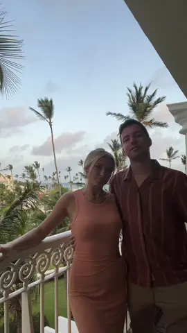 Wouldn’t be a mitch video without a peace sign 🧚🏼‍♂️