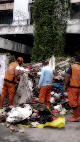 Giat kerja bakti RW 07 Kramat semua dari instansi pemerintah bergontong royong membantu masyarakat membersihkan lingkungan di hari minggu 27 maret 2022#satpellhsenen#kecamatansenen#lingkunganhidup#sudinlh#sukudinaslingkunganhidupjakpus#jakartapusat#senen#satuanpelaksanalingkunganhidup#pengangkutan#giatlps #bersihbisakok#hpsnkecamatansenen#hpsnjakartapusat#jakpuskinclong#welovecities