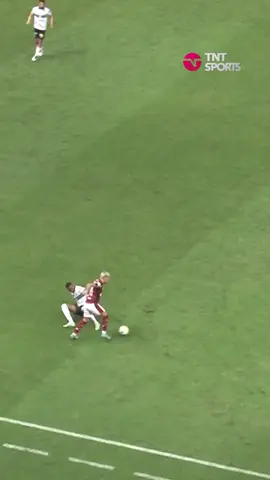 Vai piscar na frente do Arrascaeta mesmo? Aí vai ficar no chão, não tem jeito... O homi é brabo demais, pqp! #SportsNews