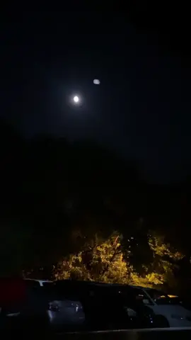 Alguien mas disfruta fumar un cigarro con su mirada perdida en el cielo viendo la luna y las estrellas 🥺♥️🌝