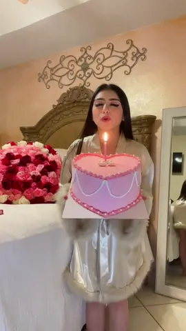 Ta-da 🎂✨ #birthday #cumpleaños #22 #itsmybirthday #birthdaycake #cake #pastel #roses #flowers #rosas #flores #ramobuchon #OOTD #fashion #foryou #fyp #parati