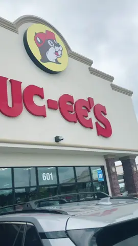 Buc-ee’s shopping! 🦫 #bucees #buceeseverything #buceesgasstation #buceesshirt #buceesfood #buceesreview #buceesshopping #buceesislife #buceesisthebest #buceesisoverrated #buceesisthegreatest #shoppingvideos🛍🤑