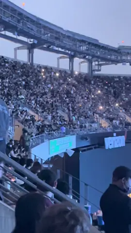 While we was waiting for Abel to come out the whole crowd came together to do the wave 🤣🥺 #theweeknd #xo #xotwod #fypシ #fyp #concert #tour #trend