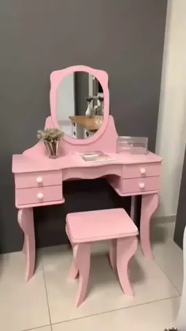 Que tal uma penteadeira Princesa? 👑👸 A sua Princesa em casa merece?A Penteadeira Princesa é o móvel perfeito para você que quer dar um toque de glamour na decoração do quarto. Além da cor rosa, ela possui alguns detalhes que fazem a diferença no visualcomo os pés levemente curvados, os puxadores redondos e o espelho. Ah, o tampo tem tamanho ideal tanto para acomodar obietos de maneira organizada quanto para ajudar na hora de se arrumar. E muita utilidade e beleza para um item só! 100% MDF tá fácil limpeza e conservação.💜Vem pra Moveliz Decor 🛋️Compre a penteadeira dos seus sonhos SEM SAIR DE CASA.Fale conosco e agende sua entrega o FRETE É GRATIS ! 📲(21) 96951-3556 (Link na bio)*Montagem à consultar*#penteadeira #camarim #princesasdisney #princesa #filhaamada #meninas #quartorosa
