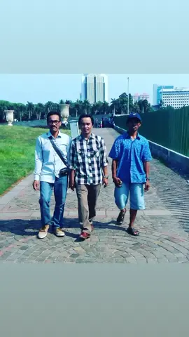mungkin ini jln nya ya... yg sudah digaris kan kepada ku... aku hrus kuat dan tak boleh terlihat rapuh, walau aku lelah😥