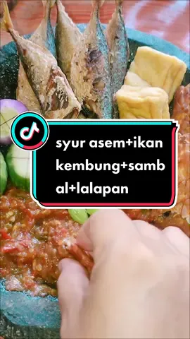 selamat makan siang semua, menu ku hari ini ikan kembung goreng+tahutempe+sambal+lalapan+sayur asem... mantapp🤤#bersyukur#sayurasem #sambal#pecintapete #masakantiktok