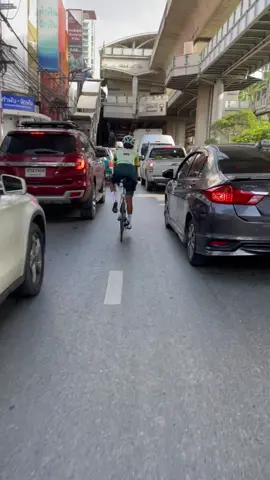What its like to ride in Thailand…sometimes 🇹🇭 #thailand #cycling #traffic