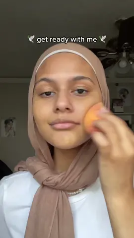 get ready with meeee 🕊 #fyp #makeup @dossierperfumes in ambery saffron is amazinggggg code: SUMAYAH10 #grwm #taylorswift #SplashSummerVibe
