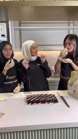 ada yang bisa tebak dessert box apa yang lago dibuat?