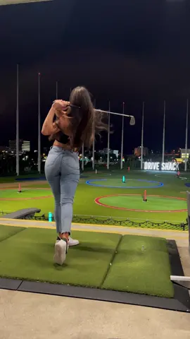 The hair flip makes this video… Is it just me or does every girl look at the camera and smile in every top golf video ahhaha 😂 #golfbabe #golf #golftiktok #golftok #golfer #golfswing #topgolf #fyp