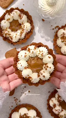 5 Ingredient Biscoff Tarts! Recipe: click link in my bio or thelittleblogofvegan.com 🤤 #biscoff #veganbaking #bidcoffcookies #asmrfood #biscoffspread #nobake