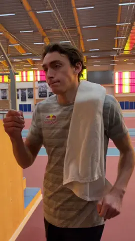 Vissa säger att han försöker slå världsrekord i världsrekord 🥹 @mondo #redbullsweden #borntofly #polevault