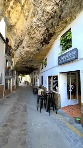 Impressive Town. To visit it is a must when you are travelling in Cadiz,📍Setenil de las Bodegas. #andalucia #setenildelasbodegas #cadiz #spain #visitspain #incredible_europe #travelblogger #travelling #europe #traveltheworld #traveladsoct #reels #reelsviajes #reelsviral #viajesporelmando #viajarporespaña #pueblosespaña #viajes #pueblos #viajesporespaña