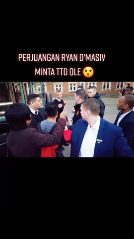 Perjuangan Ryan D'masiv menerobos barisan penjaga untuk minta tanda tangan Ole 💪😮 #manutd #unitedfans #fyp #unitedfansindo #ole #solksjaer #bestiebalotelli