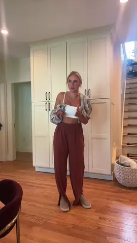 Abercrombie travelers pants— linked in my bio in my liketoknowit AND COMfy girl approved