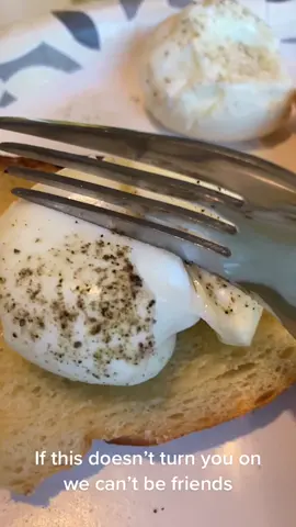 Runny eggs are the only way #eggs #softboiledegg #foodtiktok #FoodTok #breakfast