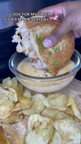 Lobster and crab grilled cheese w/ lobster bisque 😋 #candicecooks #grilledcheese #lobster